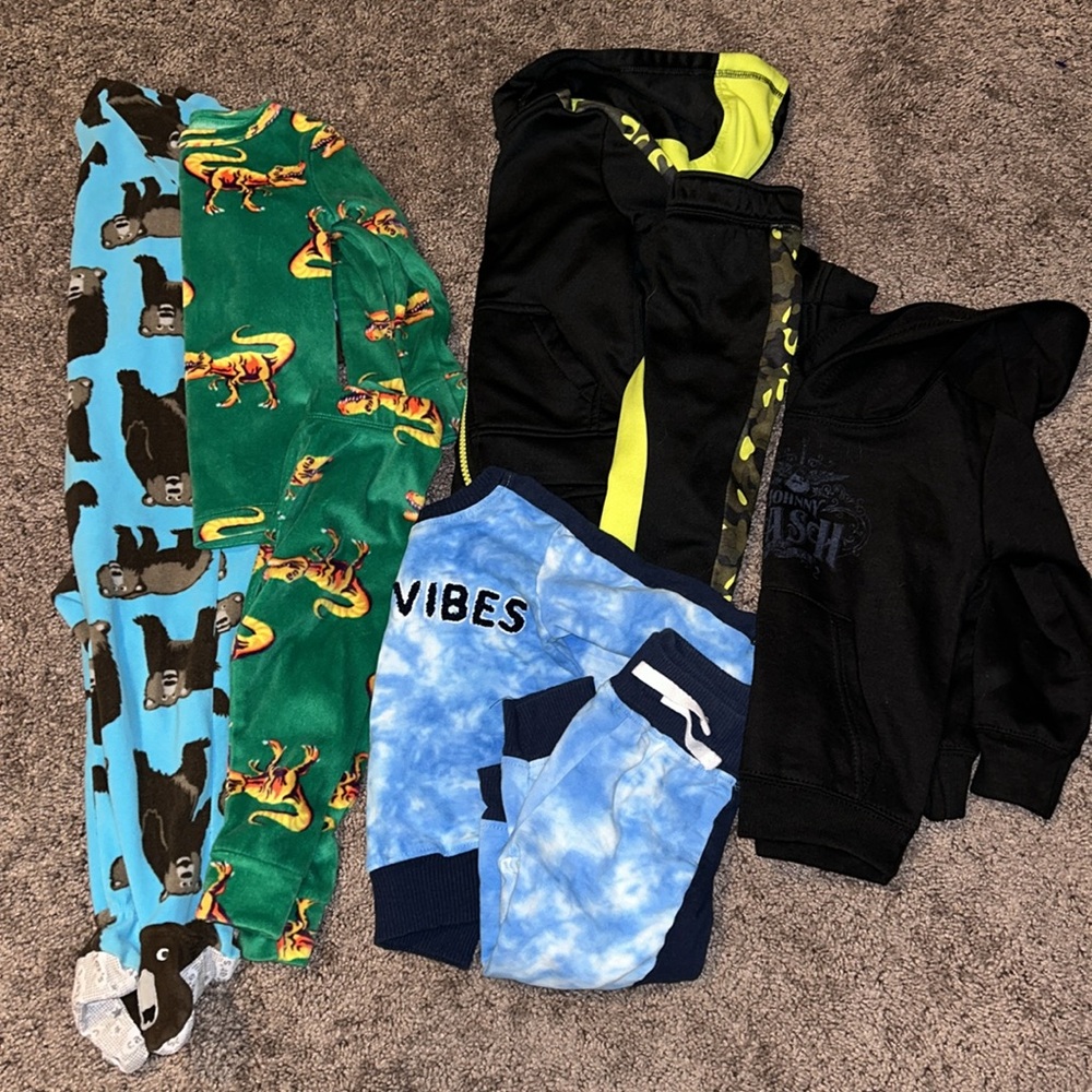Babyboy 18m fall & winter pjs matching set sweatshirt bundle!!
